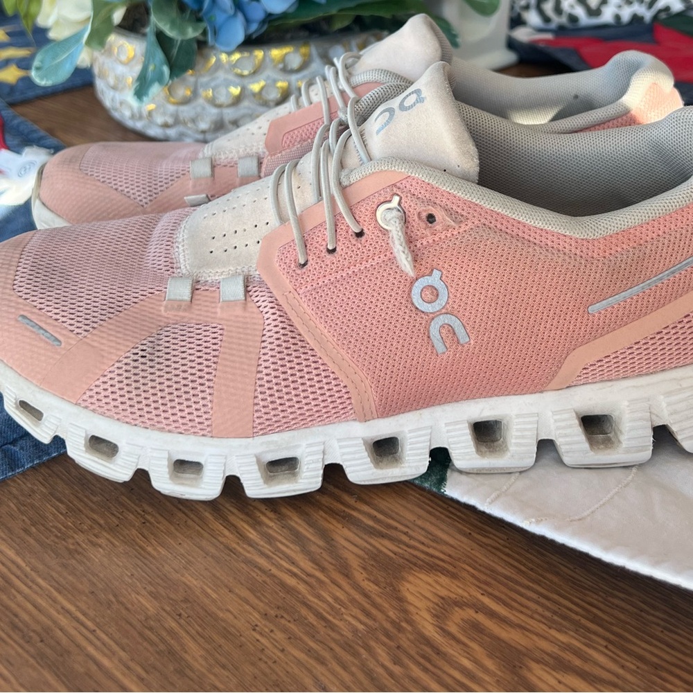 On cloud women’s size 9 sneakers